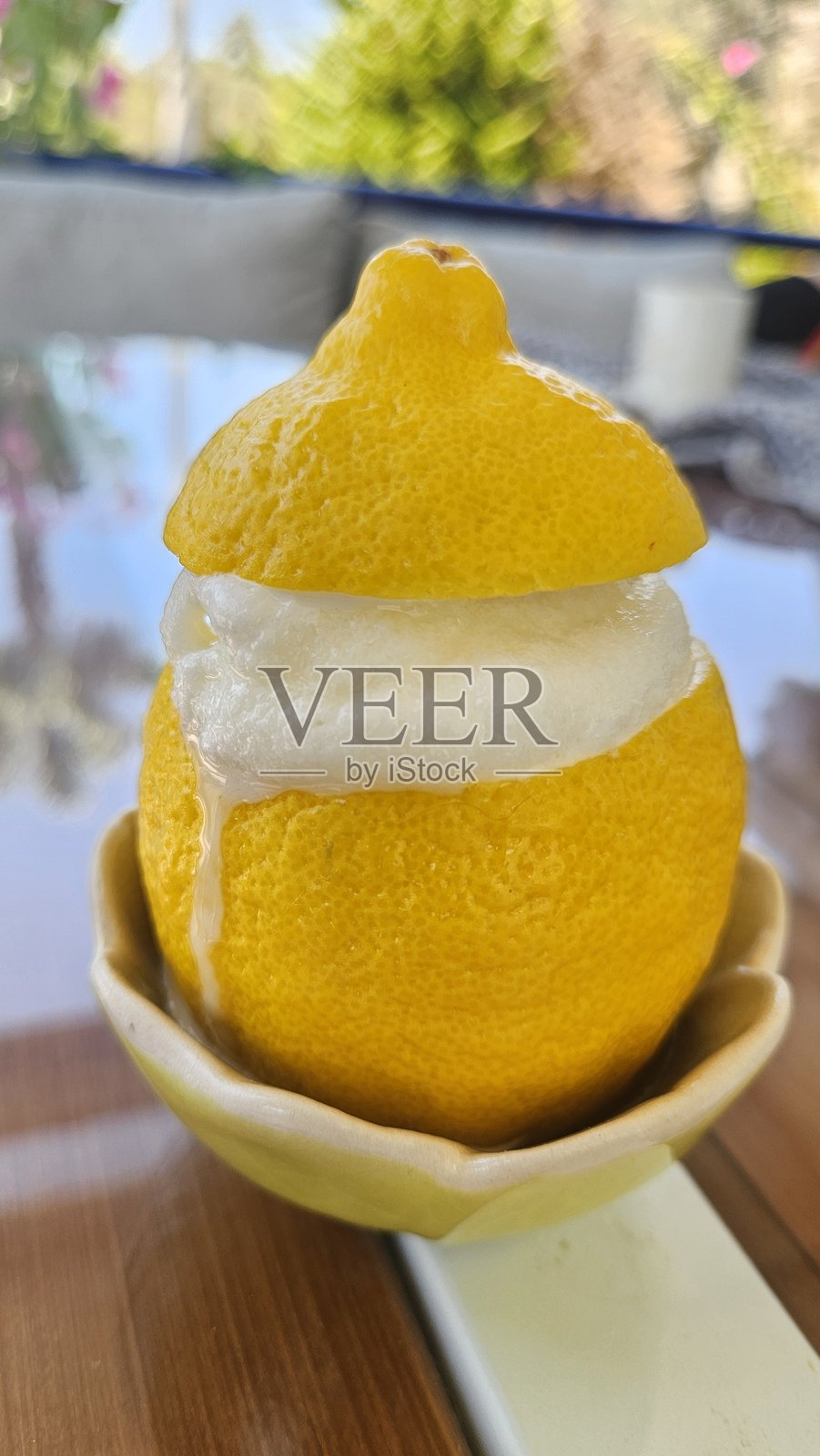 自制柠檬冰淇淋。柠檬冰沙。照片摄影图片