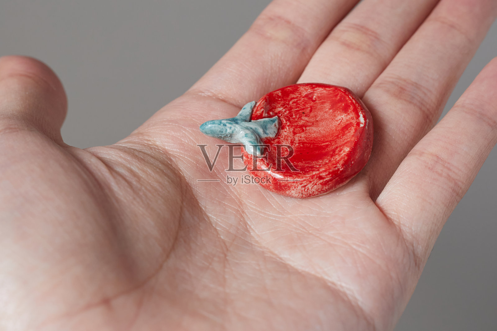 灰色背景上的疗愈安心石照片摄影图片