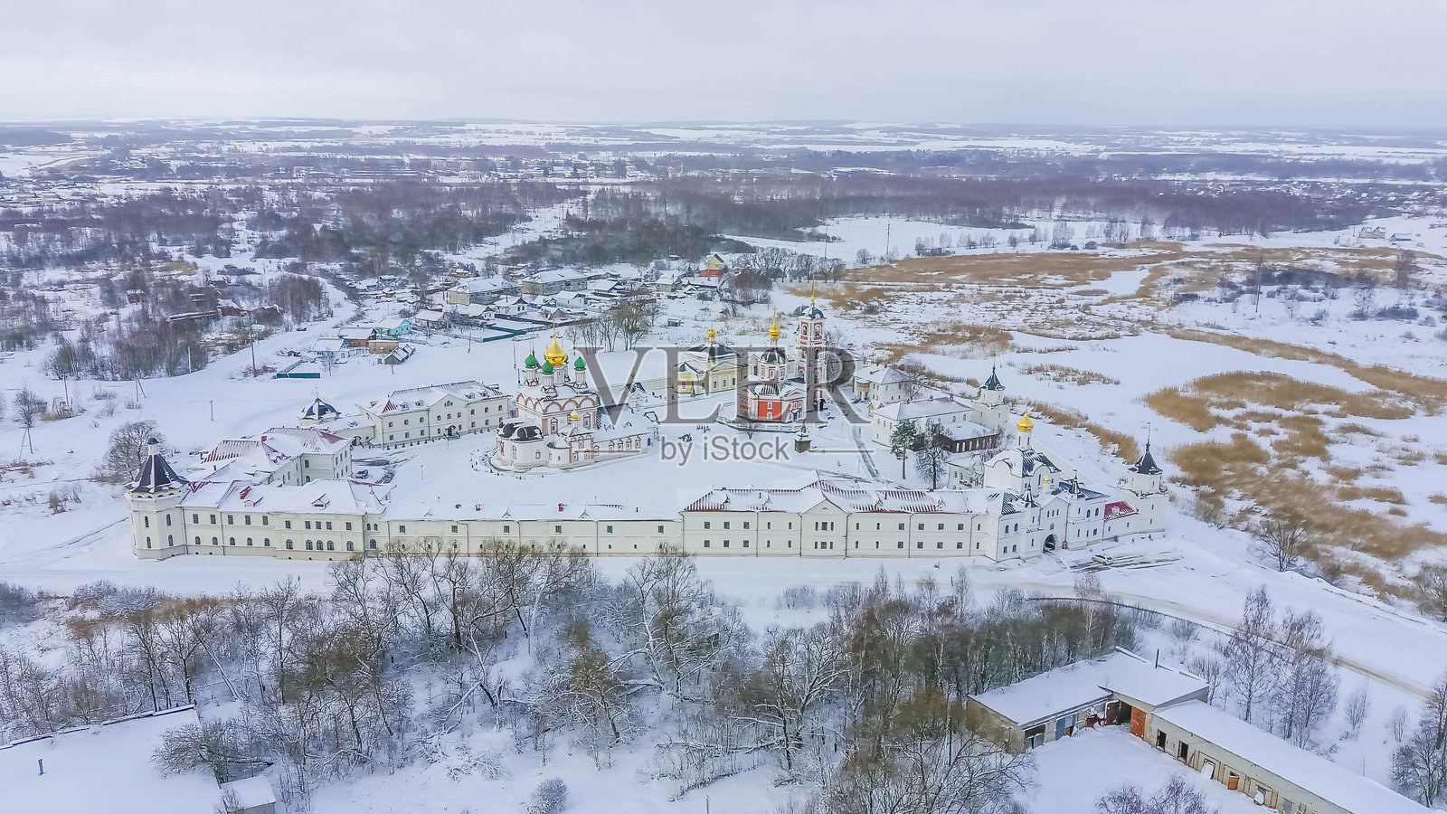 俄罗斯雅罗斯拉夫尔州罗斯托夫瓦尔尼茨基修道院的鸟瞰图照片摄影图片