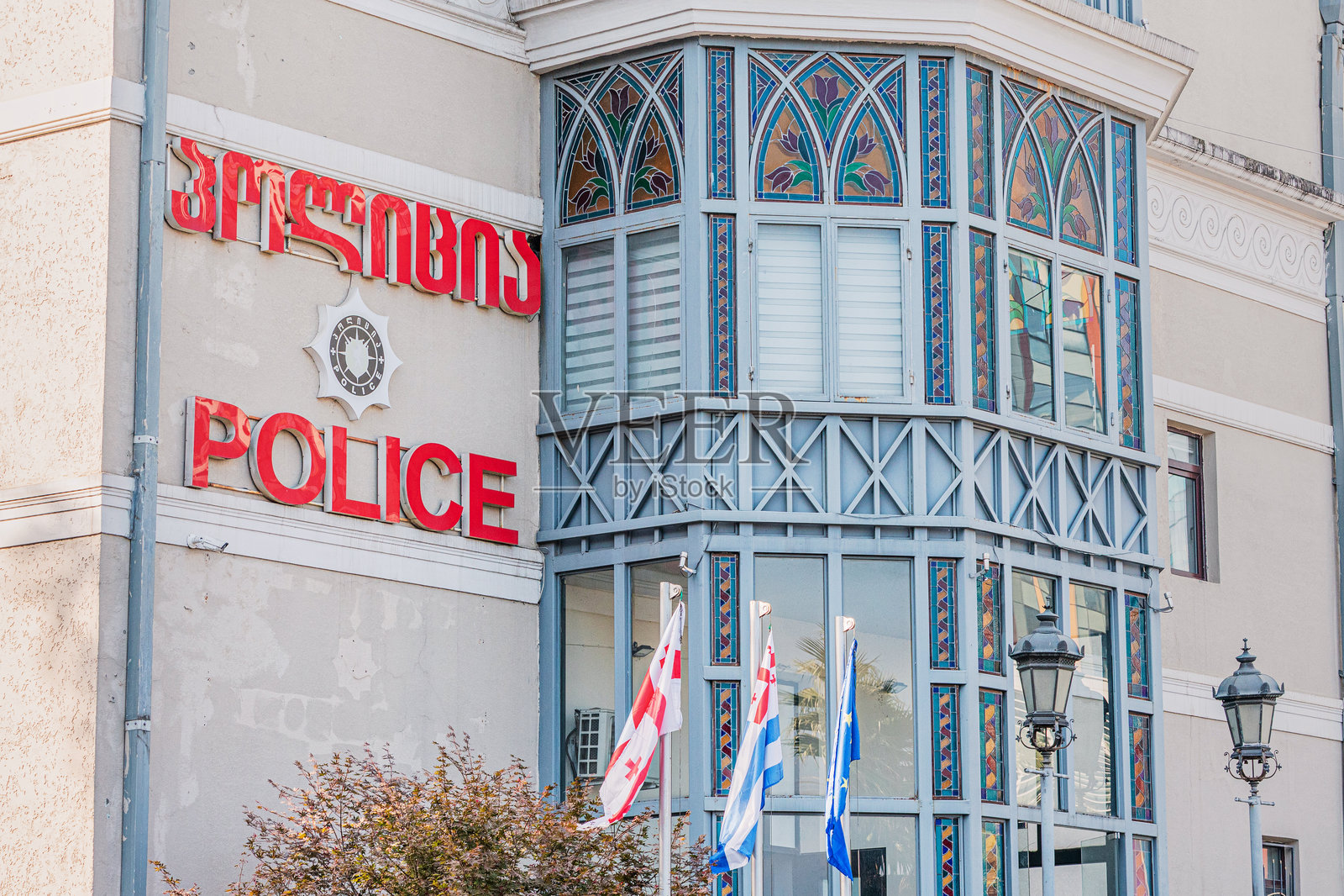 装饰性凸窗的警察局建筑外观，悬挂着格鲁吉亚和阿扎尔旗帜照片摄影图片