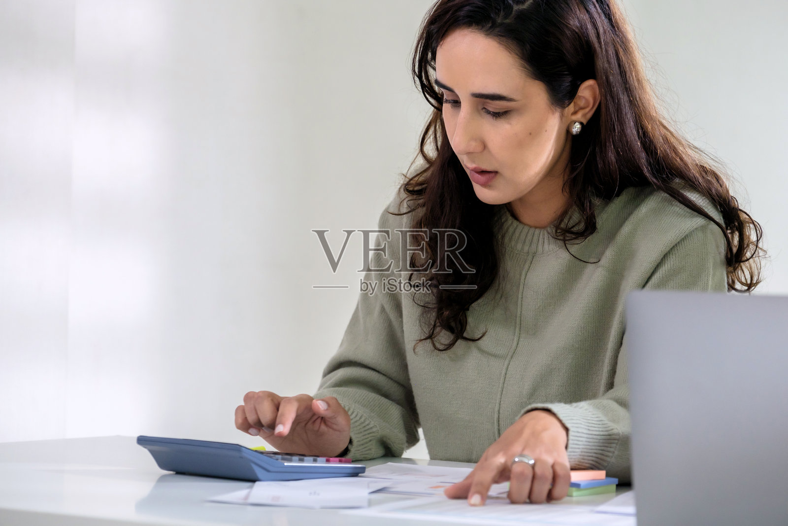 个人理财与税务准备，个人审查文件，使用计算器，专注于财务规划和预算照片摄影图片