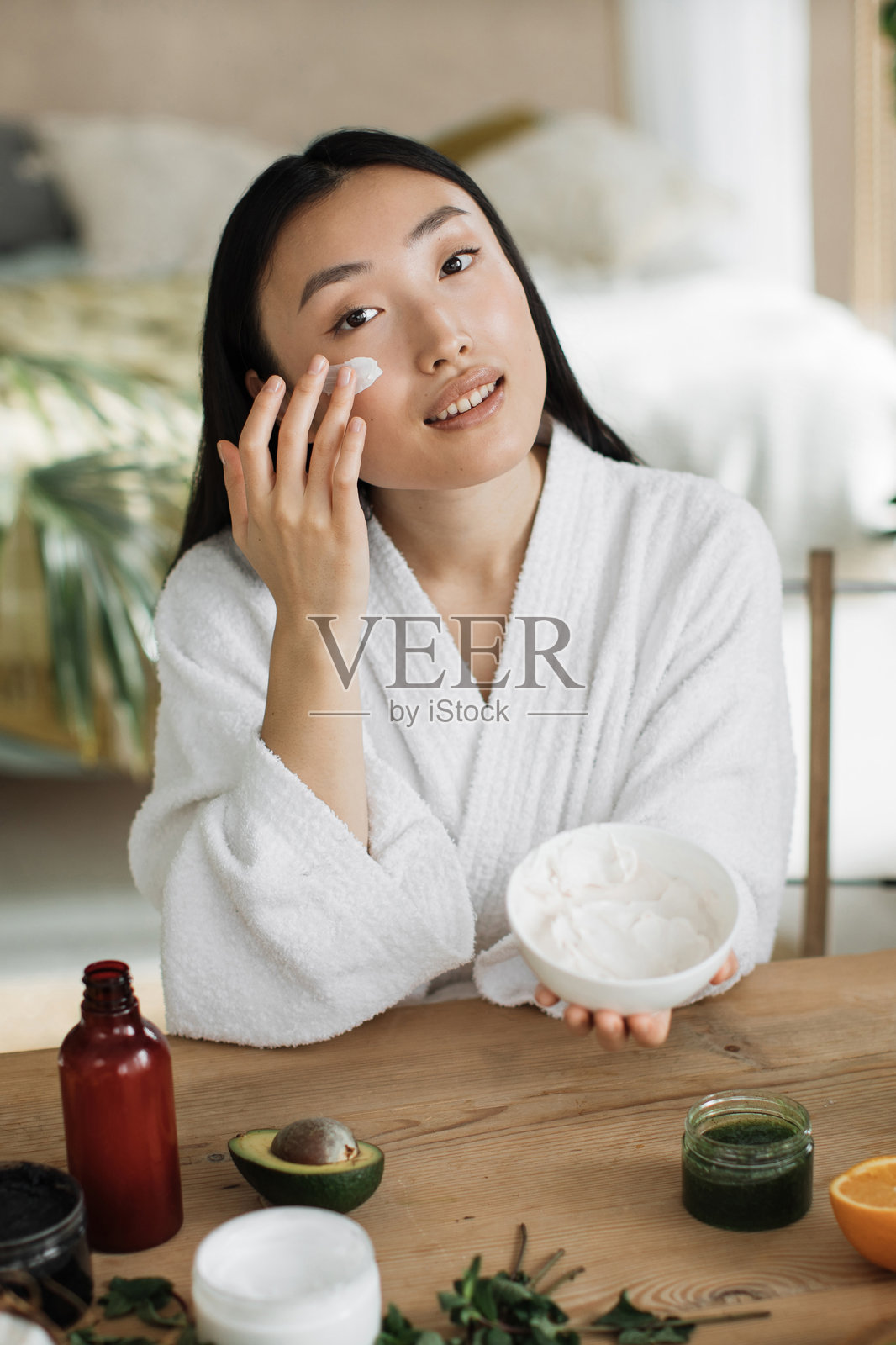 女士涂抹面霜照片摄影图片