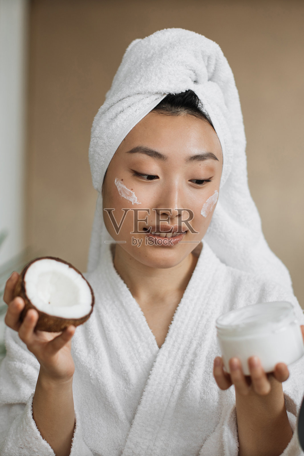 女子涂抹椰子油照片摄影图片