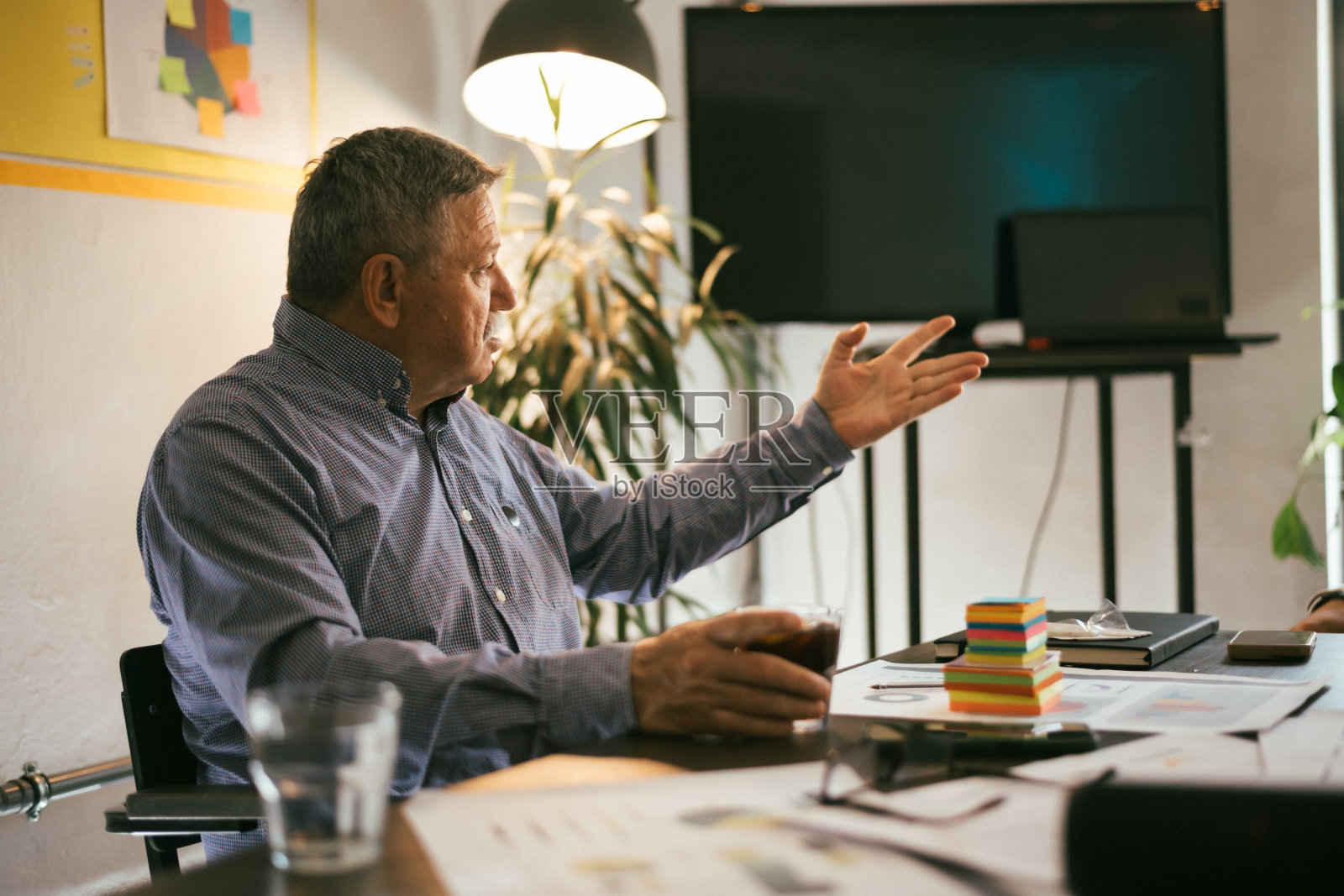 一位商务人士在现代办公室的会议中讨论策略，重点在于协作与规划照片摄影图片