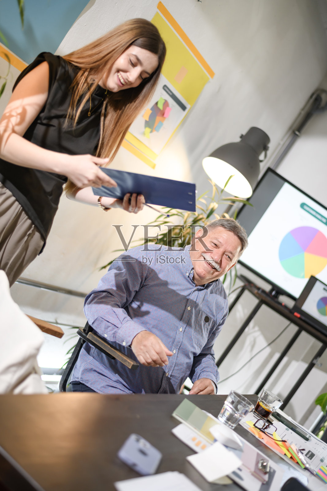 商务团队在现代办公室空间协作，下午的会议富有成效，大家在讨论策略并分享想法照片摄影图片