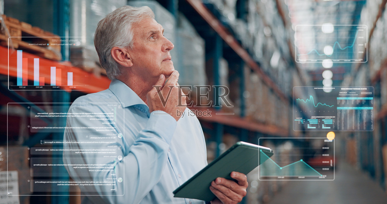仓库中的供应链经理正在思考，使用平板电脑查看在线订单信息。数字技术、全息图和一位成熟的男性物流员工正在为工厂的配送构思想法。照片摄影图片
