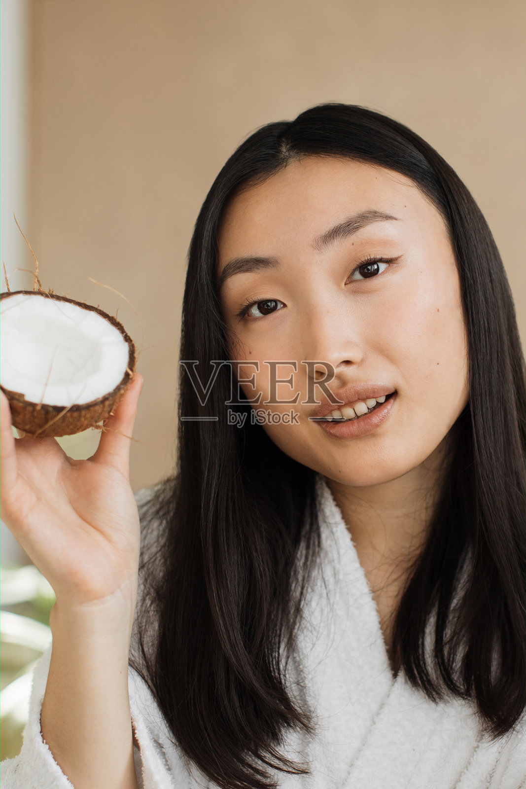 女子手持椰子半个照片摄影图片