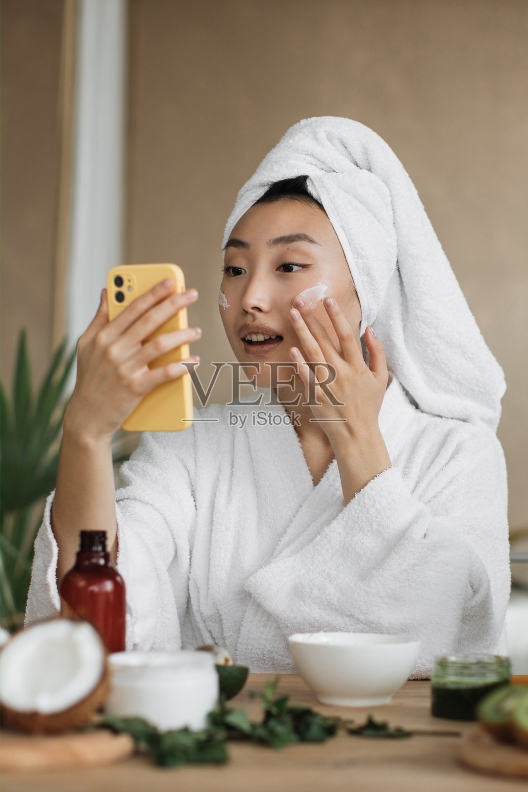 一位女士在进行视频通话时涂抹面霜照片摄影图片