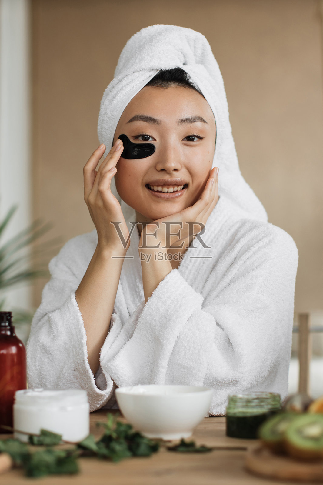 女子贴眼膜照片摄影图片