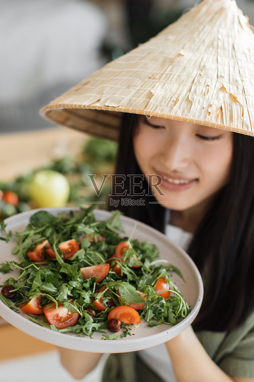 亚洲女性与沙拉照片摄影图片