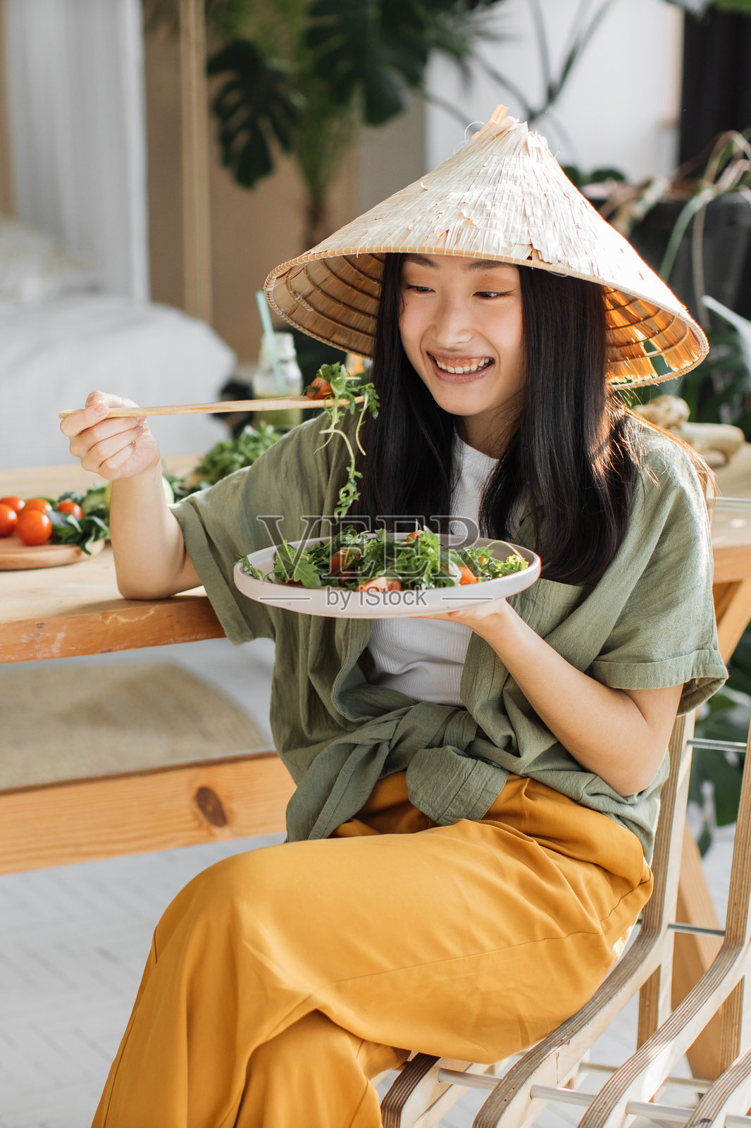 亚洲女性吃沙拉照片摄影图片