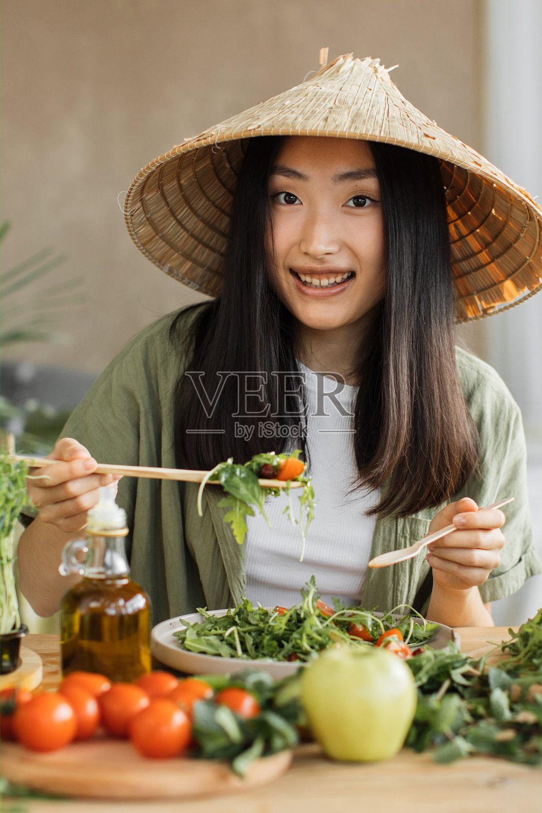 亚洲女性吃沙拉照片摄影图片