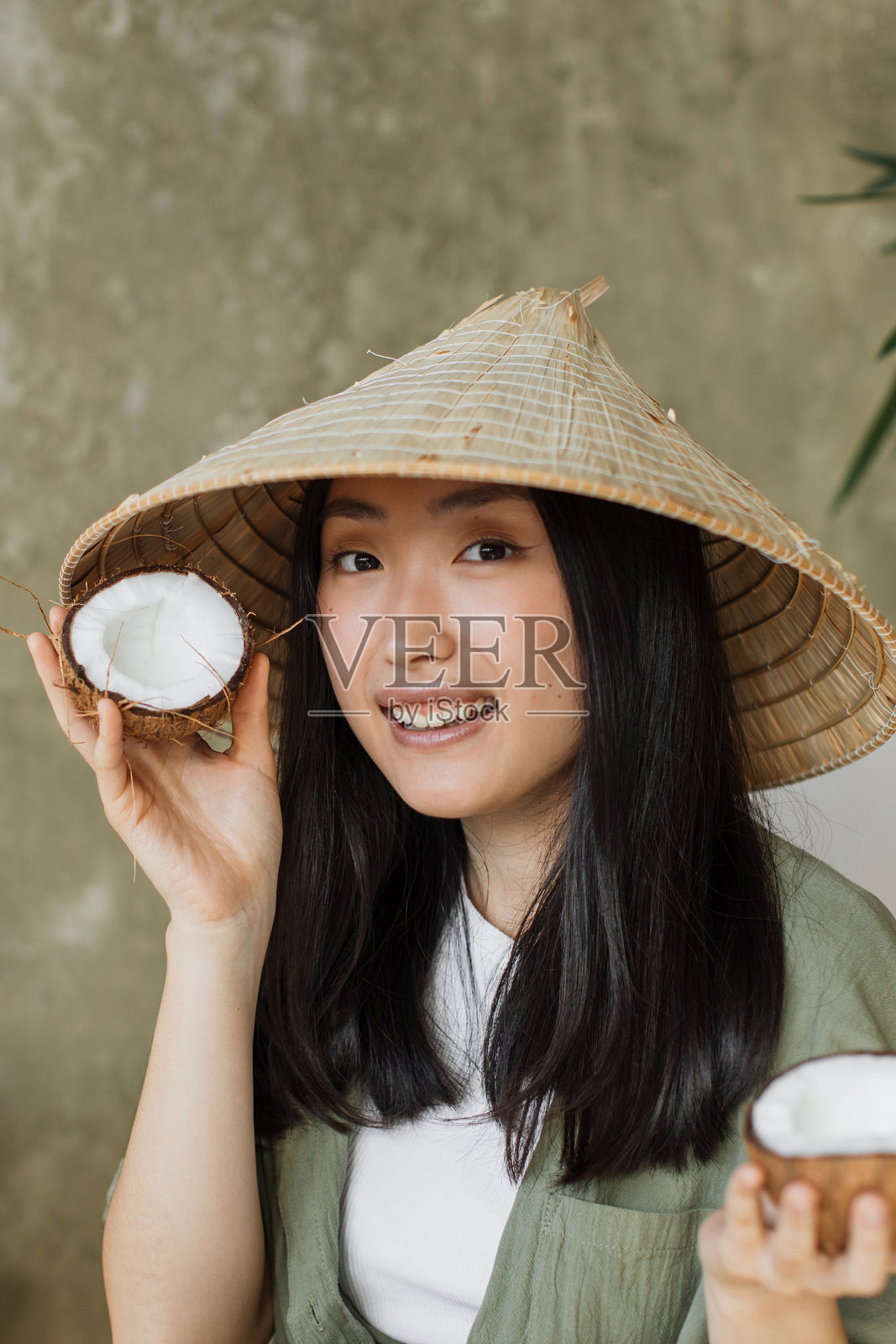 戴着圆锥帽的亚洲女性照片摄影图片