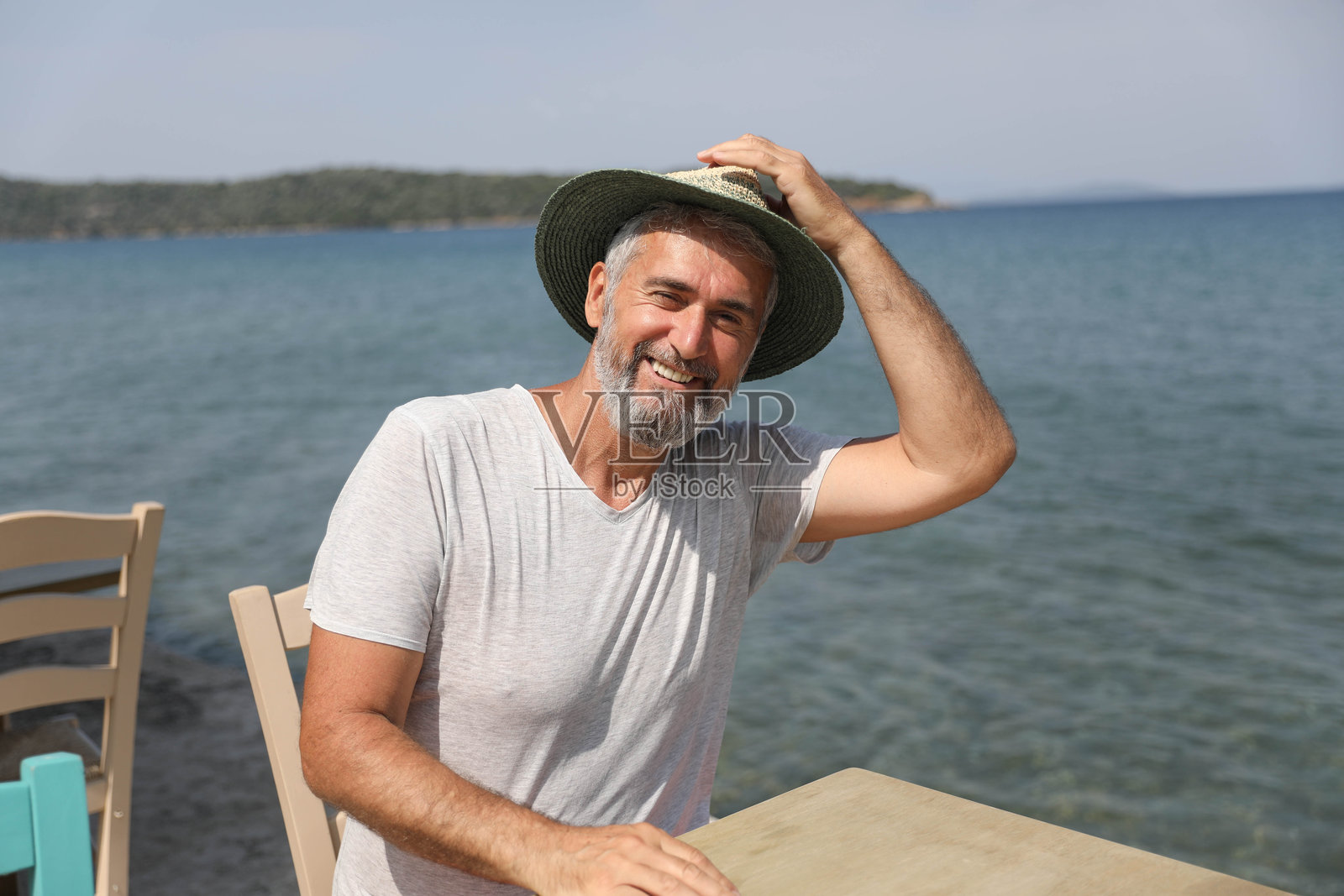 戴草帽的悠闲中年男子照片摄影图片