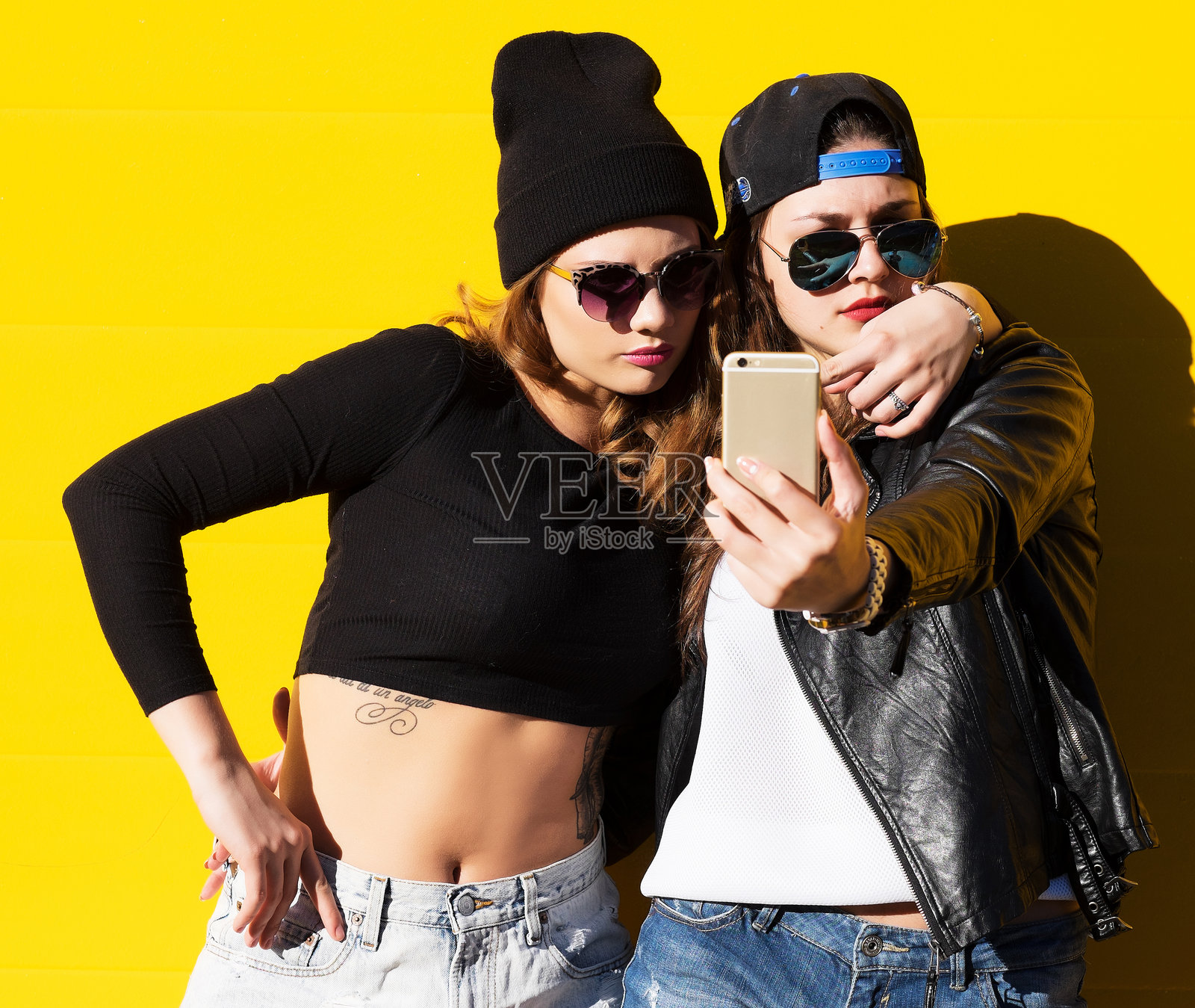 一群少女朋友在户外用手机自拍照片摄影图片