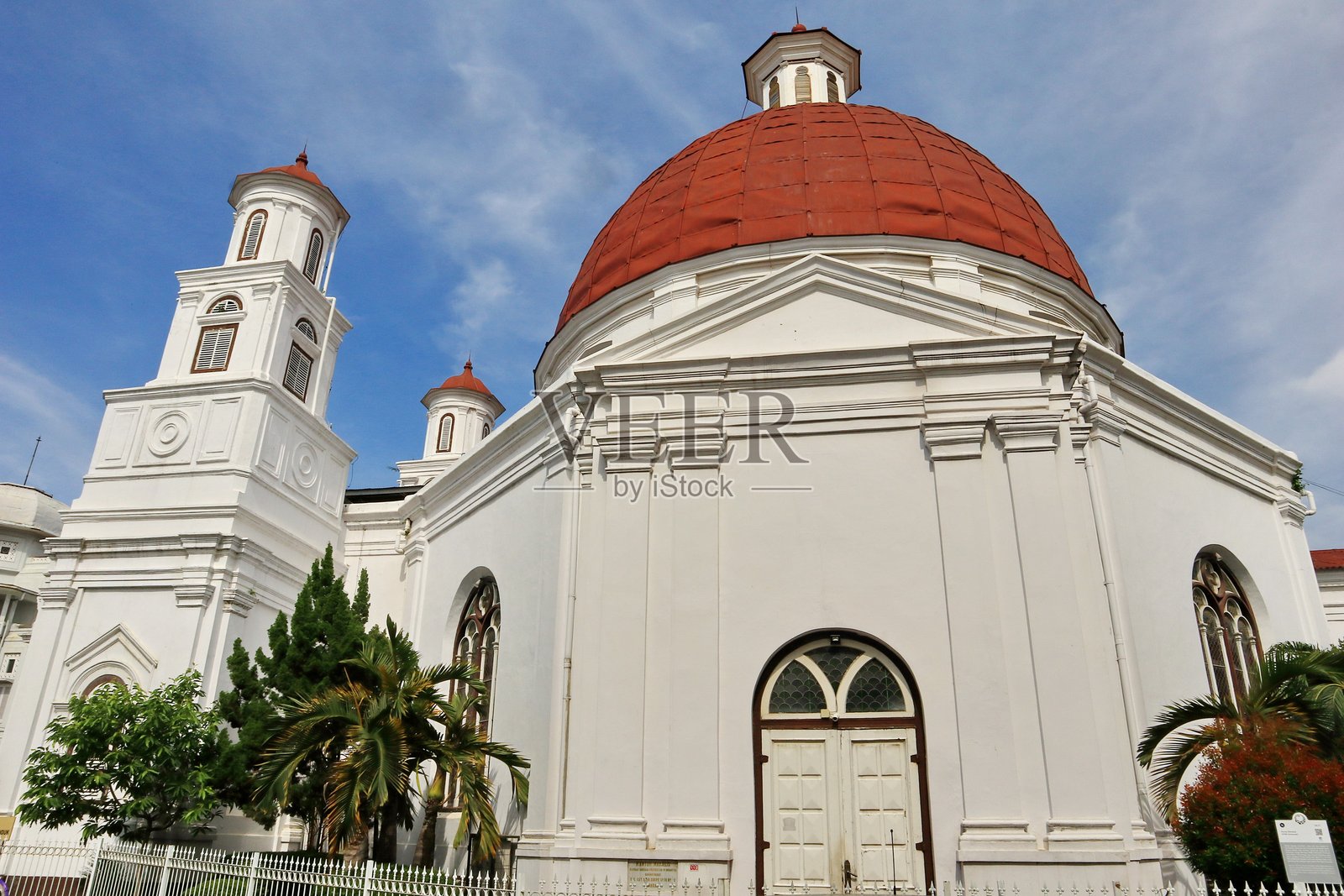 位于三宝垄老城的布鲁杜教堂，是一座白色的东正教建筑，具有古老的欧洲建筑风格和穹顶。照片摄影图片