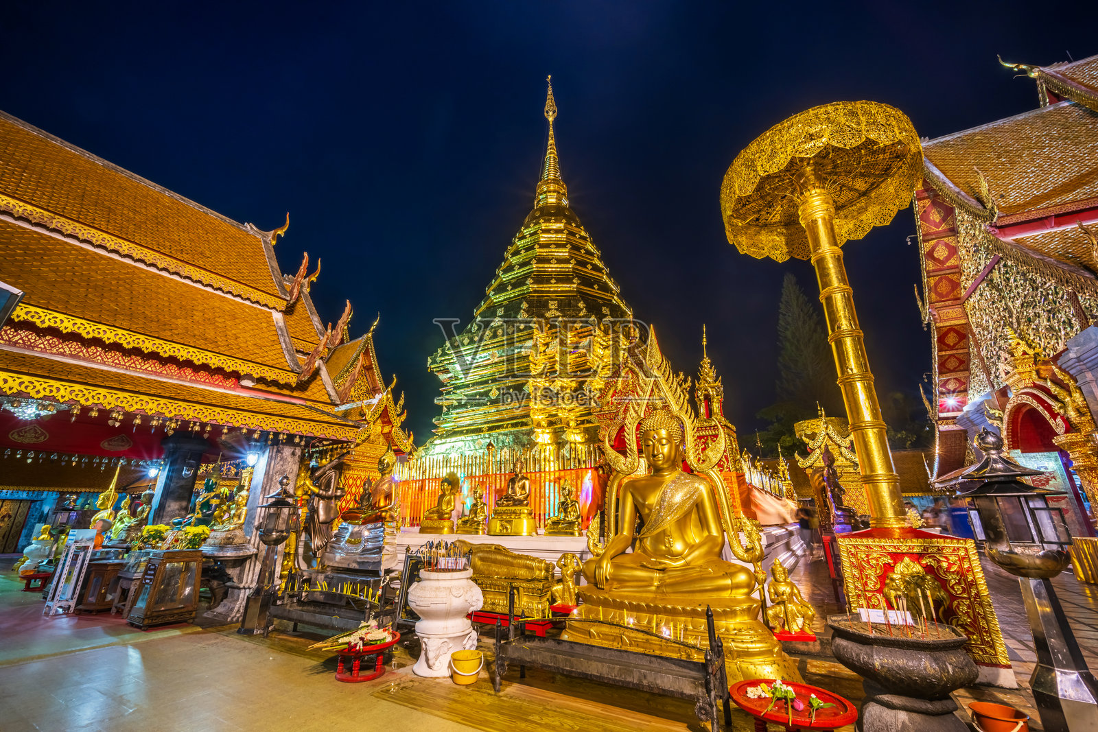 素贴寺是一座佛教寺庙，是主要的旅游景点，具有泰国古代艺术特色，在黄昏和夜晚呈现出明亮的蓝色，是泰国清迈的公共场所。照片摄影图片