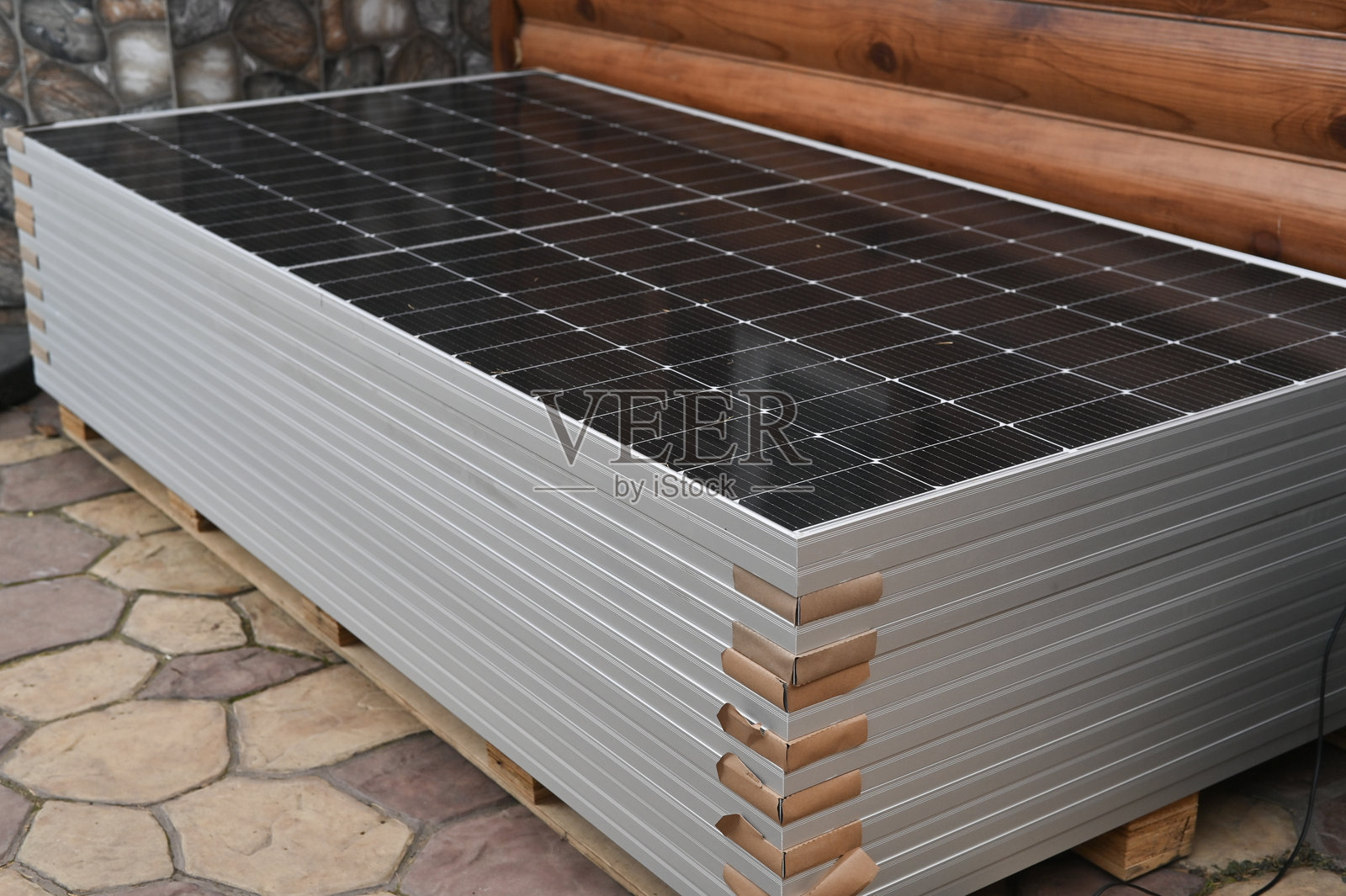 多个光伏电池板堆叠在户外照片摄影图片