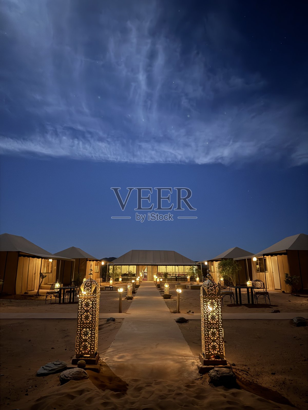 摩洛哥撒哈拉沙漠梅尔祖卡沙漠橙色沙丘中的帐篷营地，星空下的夜晚。沙漠露营。旅行至摩洛哥撒哈拉沙漠的埃尔格谢比沙丘。照片摄影图片