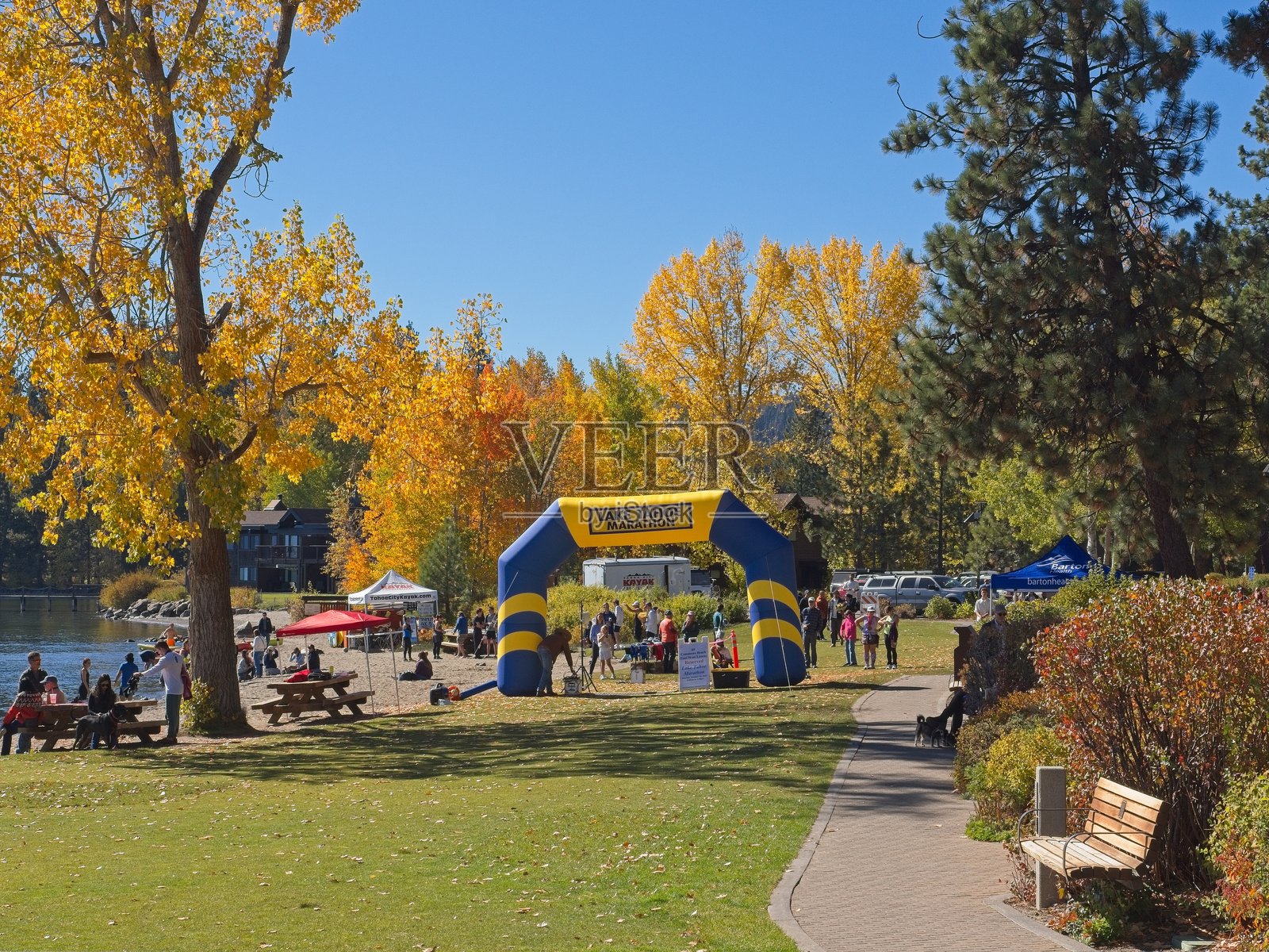 太浩湖马拉松终点线和加利福尼亚州太浩市的共享海滩照片摄影图片