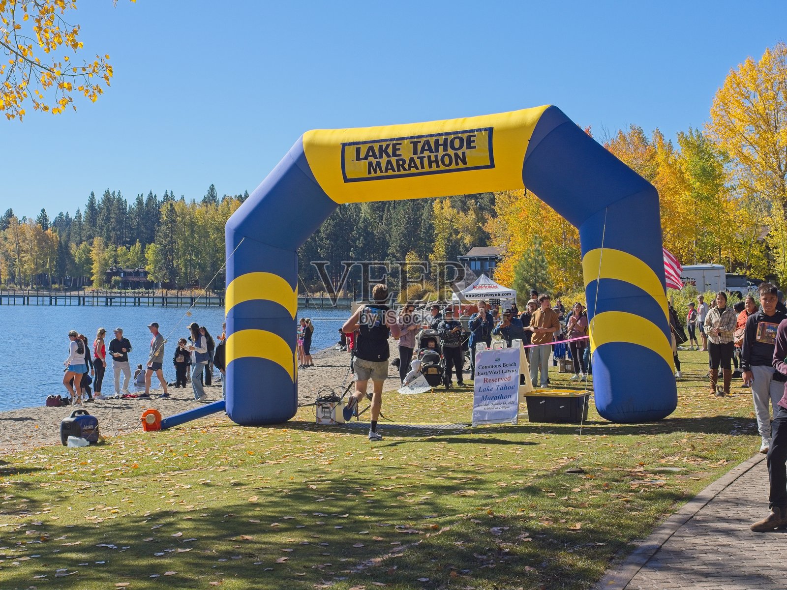 太浩湖马拉松终点线和加州太浩市的共享海滩照片摄影图片