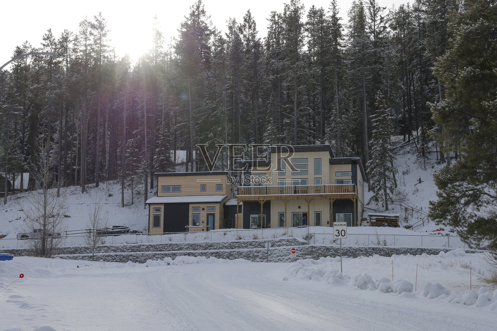 远眺森林中的现代小木屋，冬季照片摄影图片