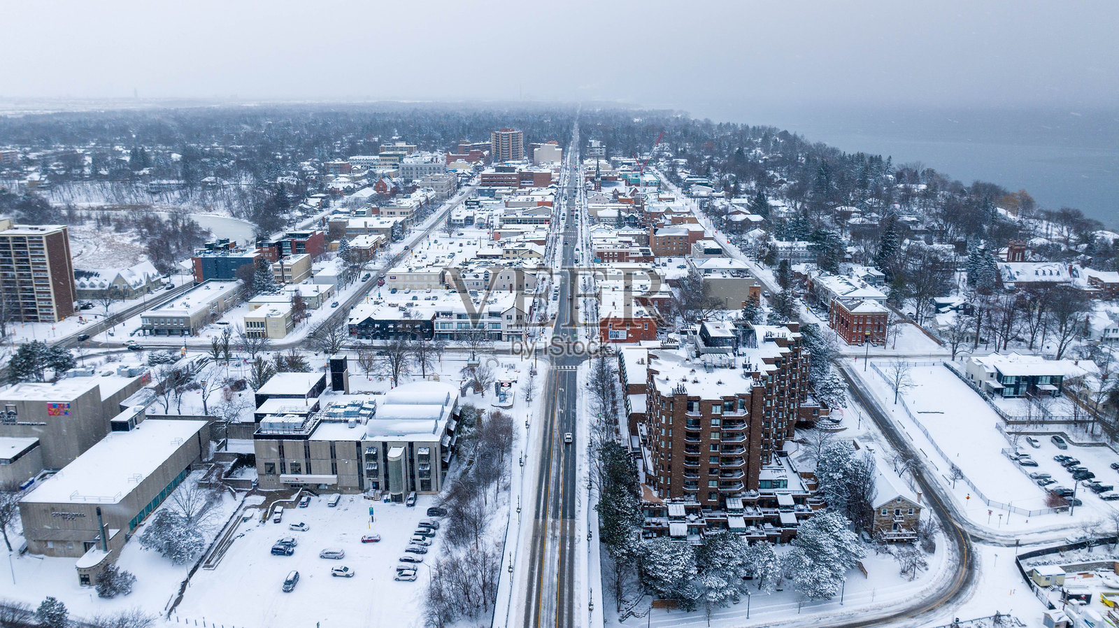 安大略省奥克维尔港和十六英里溪冬季全景航拍图照片摄影图片
