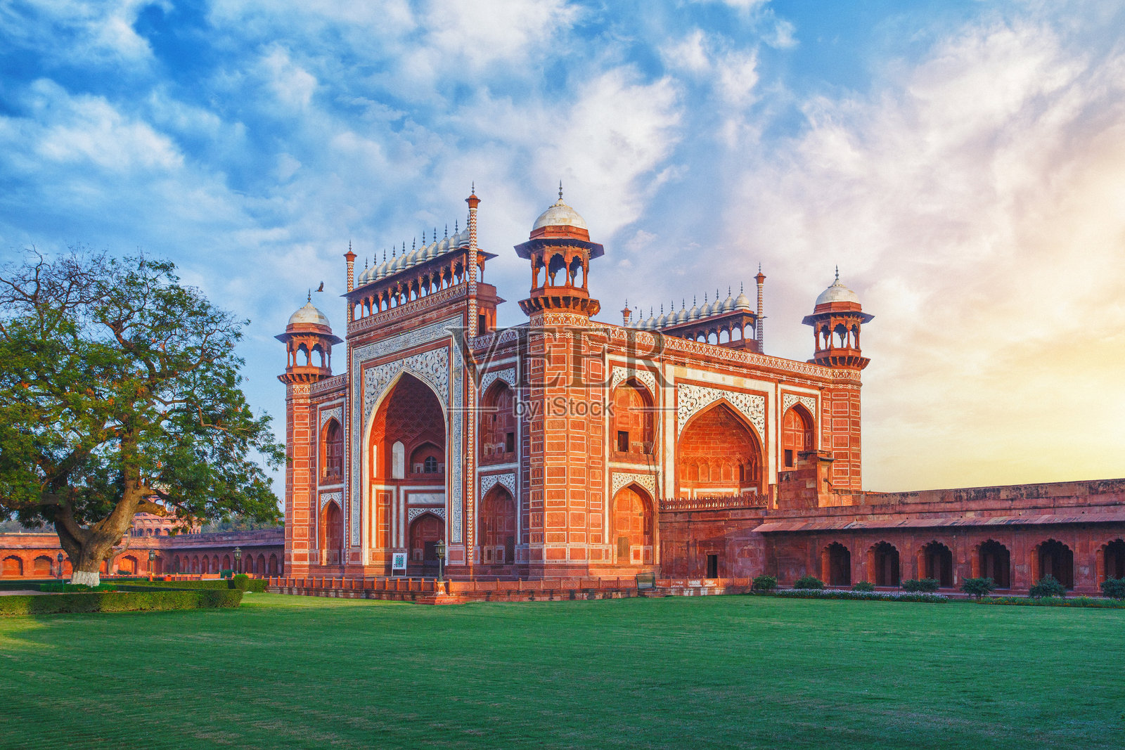 泰姬陵宏伟的大门，红色砂岩，位于印度阿格拉，莫卧儿王朝历史建筑，日落照片摄影图片