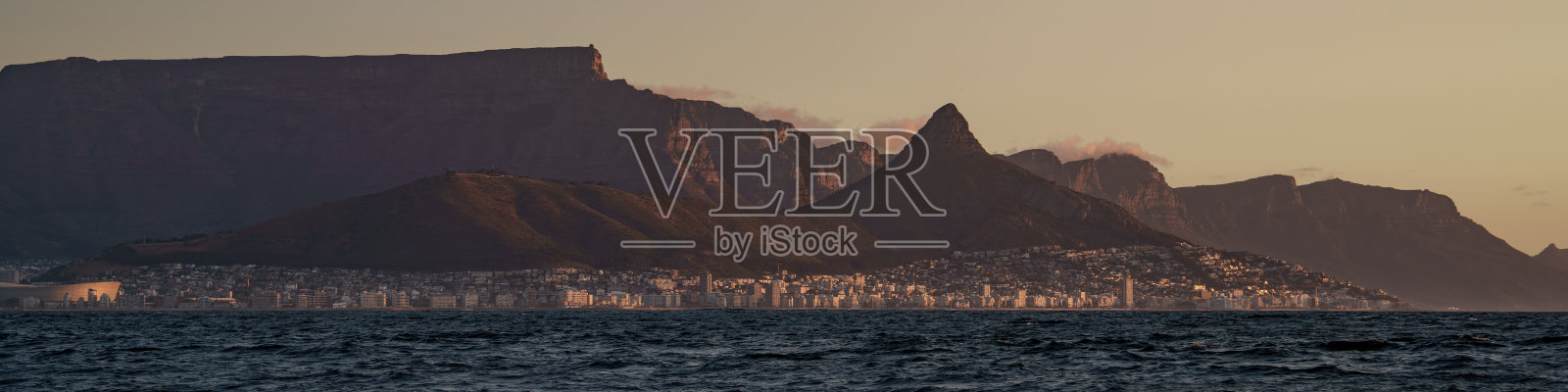 日落时分开普敦的桌山和狮子头山照片摄影图片