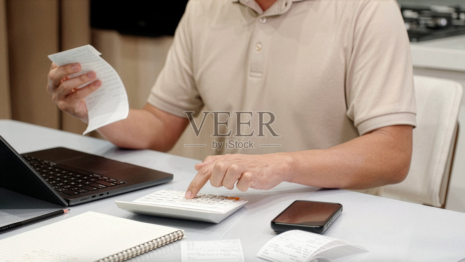 使用计算器、收据和笔记本电脑计算费用的个人特写照片摄影图片