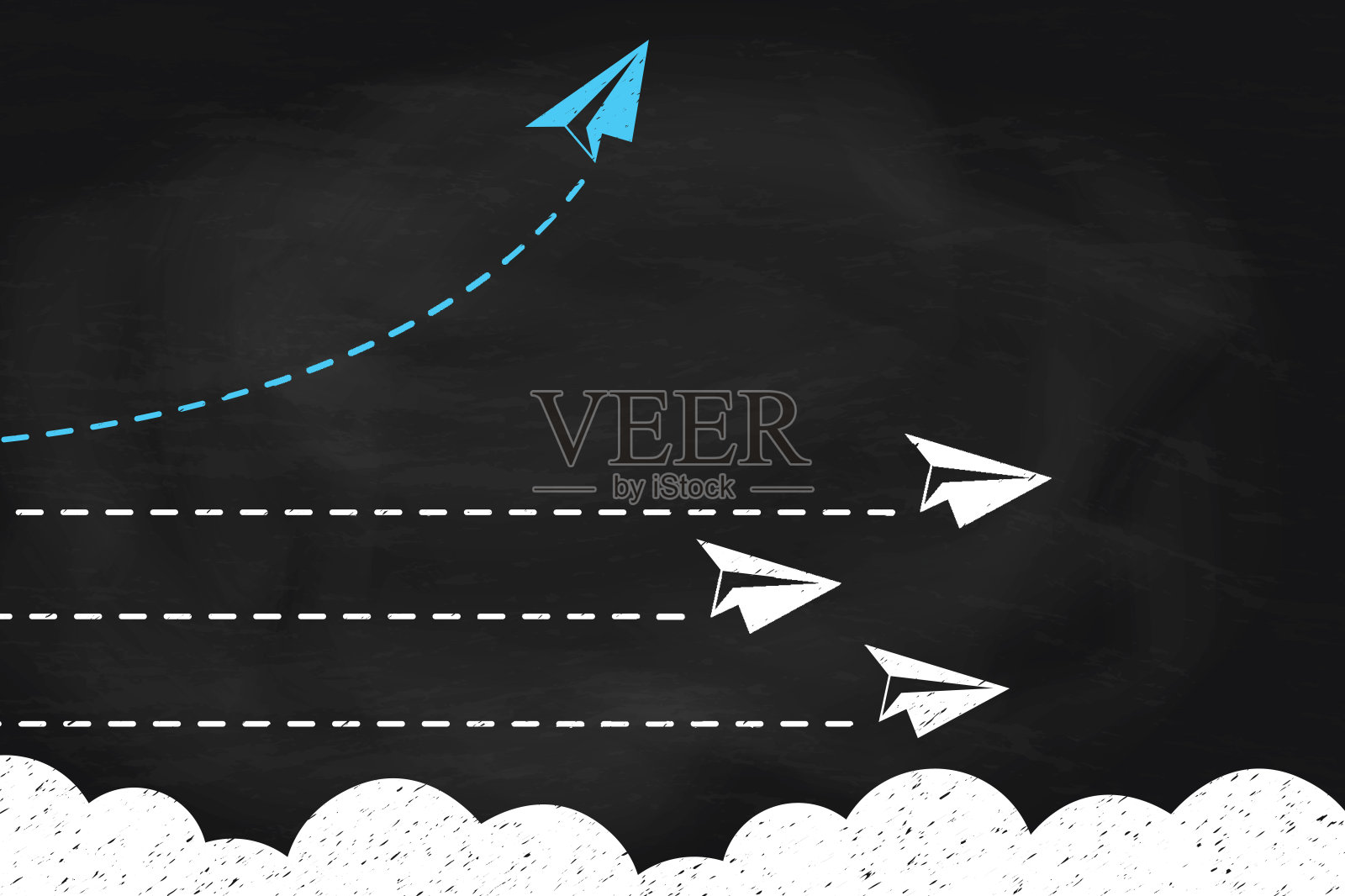 蓝色纸飞机在黑色黑板上的云朵间改变方向。新想法，改变商业概念。插画图片素材