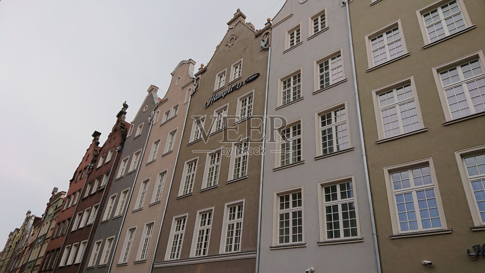 色彩缤纷的历史联排房屋沿着老城街道照片摄影图片