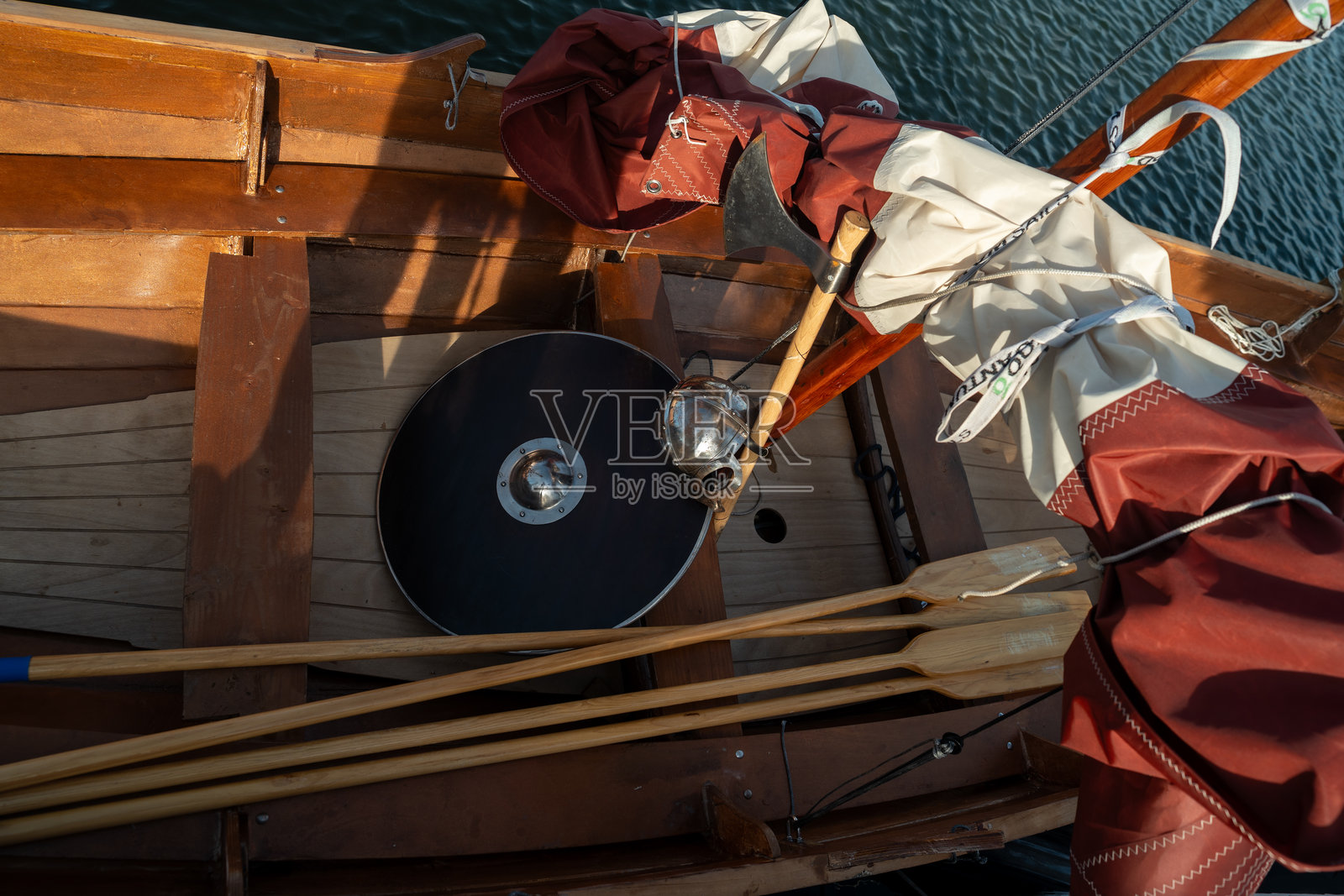 2025年湖滨游艇俱乐部帆船与车轮汽车和船只展，展出从古董到现代、从修复到尖端工艺的各式精美汽车与船只，供所有人观赏。照片摄影图片