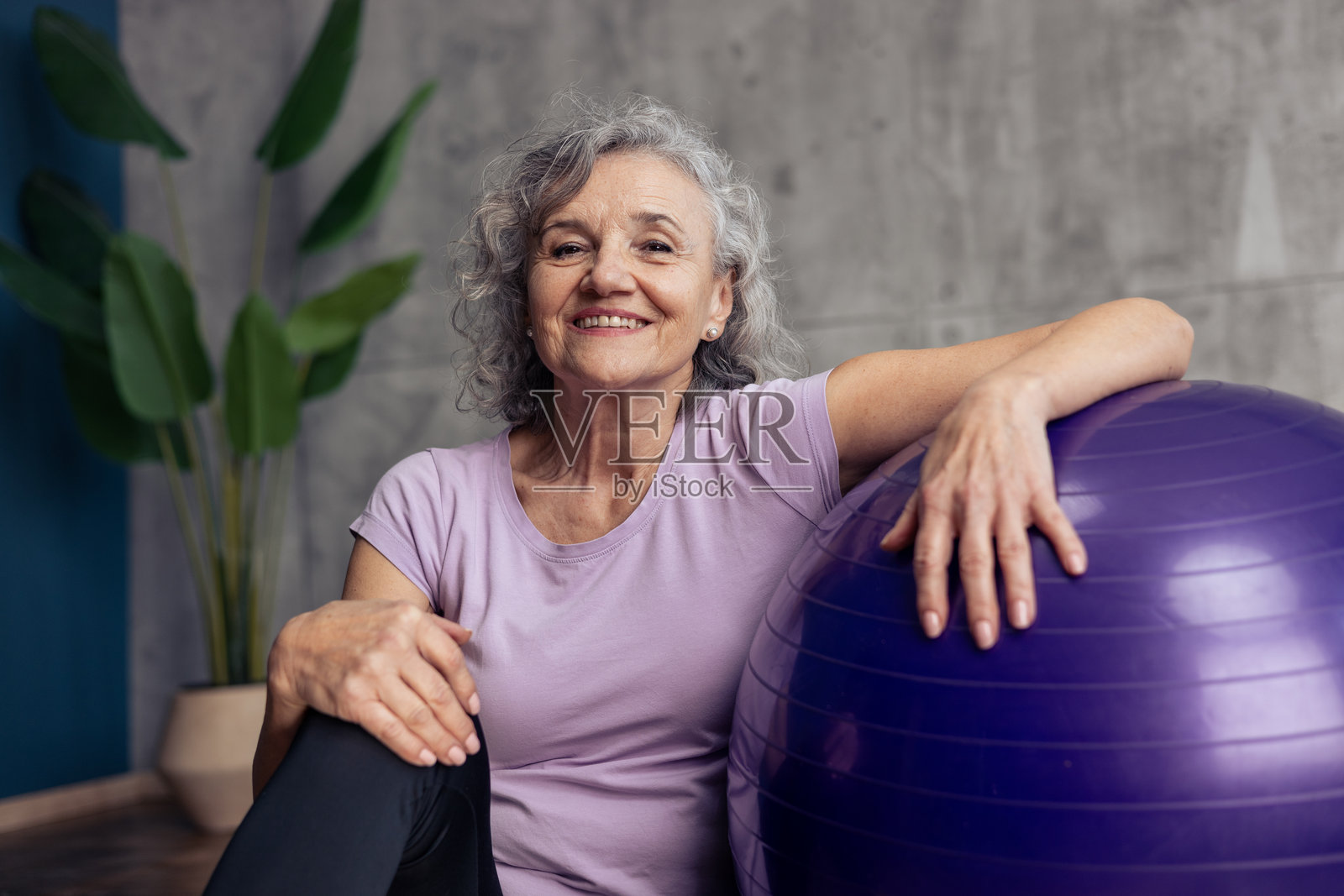 微笑的老年女性，拥抱健康老龄化和健身照片摄影图片