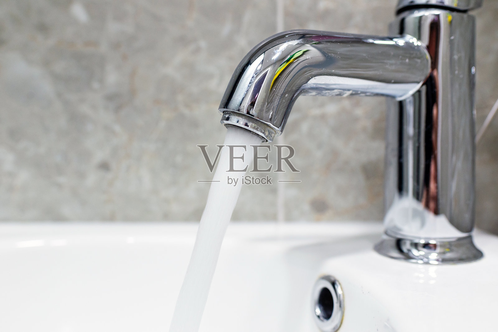 特写：奢华镀铬水龙头流出昂贵的水照片摄影图片