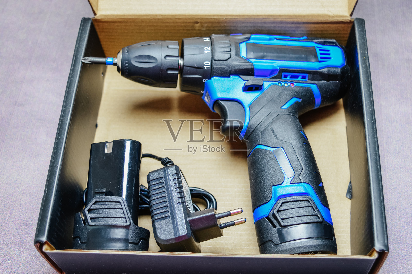 盒装无绳电动钻，含电池和充电器。主题：DIY、家居装修、建筑、维修工具、杂工工作、家用及专业用电动工具。照片摄影图片