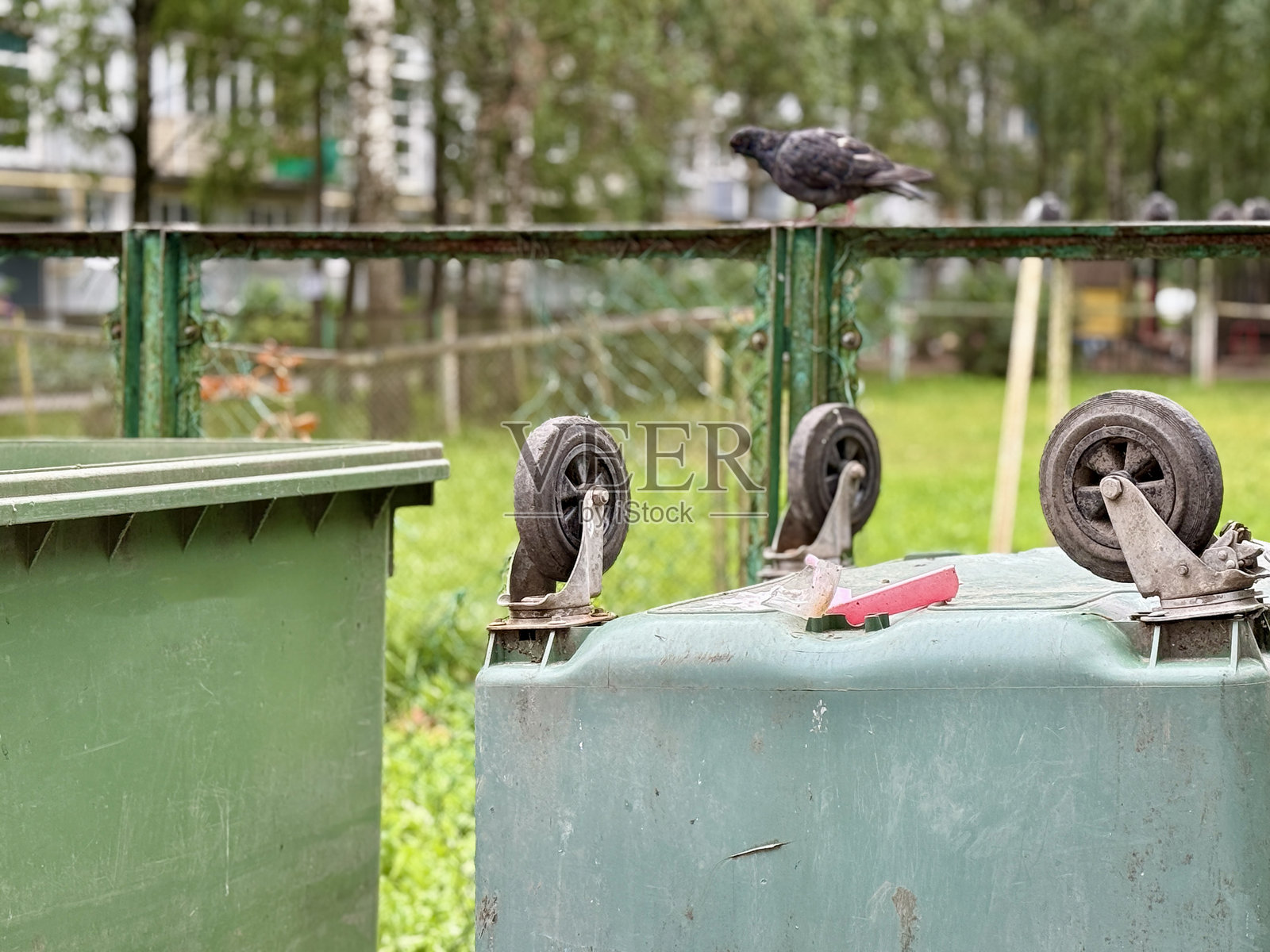 城市杂乱堆积着坠落的碎屑，混乱的城市环境散落着垃圾和飞鸟，杂乱无章的城市景观点缀着散落的垃圾和成群的飞鸟照片摄影图片
