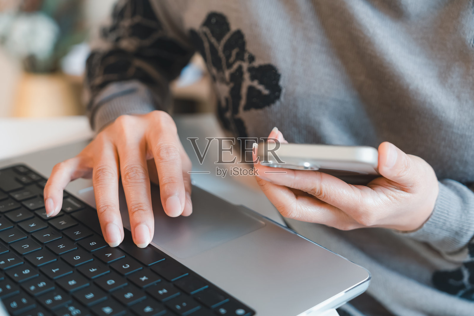 特写：手在笔记本电脑键盘上打字，代表作家在现代办公室或远程工作空间准备文件、撰写文章或处理报告。照片摄影图片