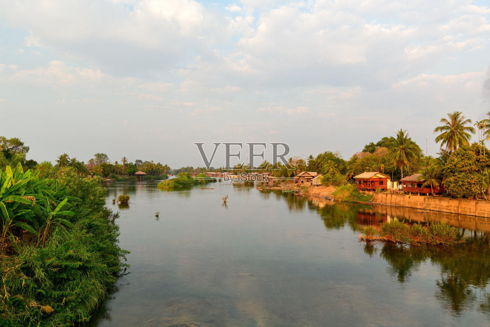 湄公河四千岛畔的河边村庄照片摄影图片