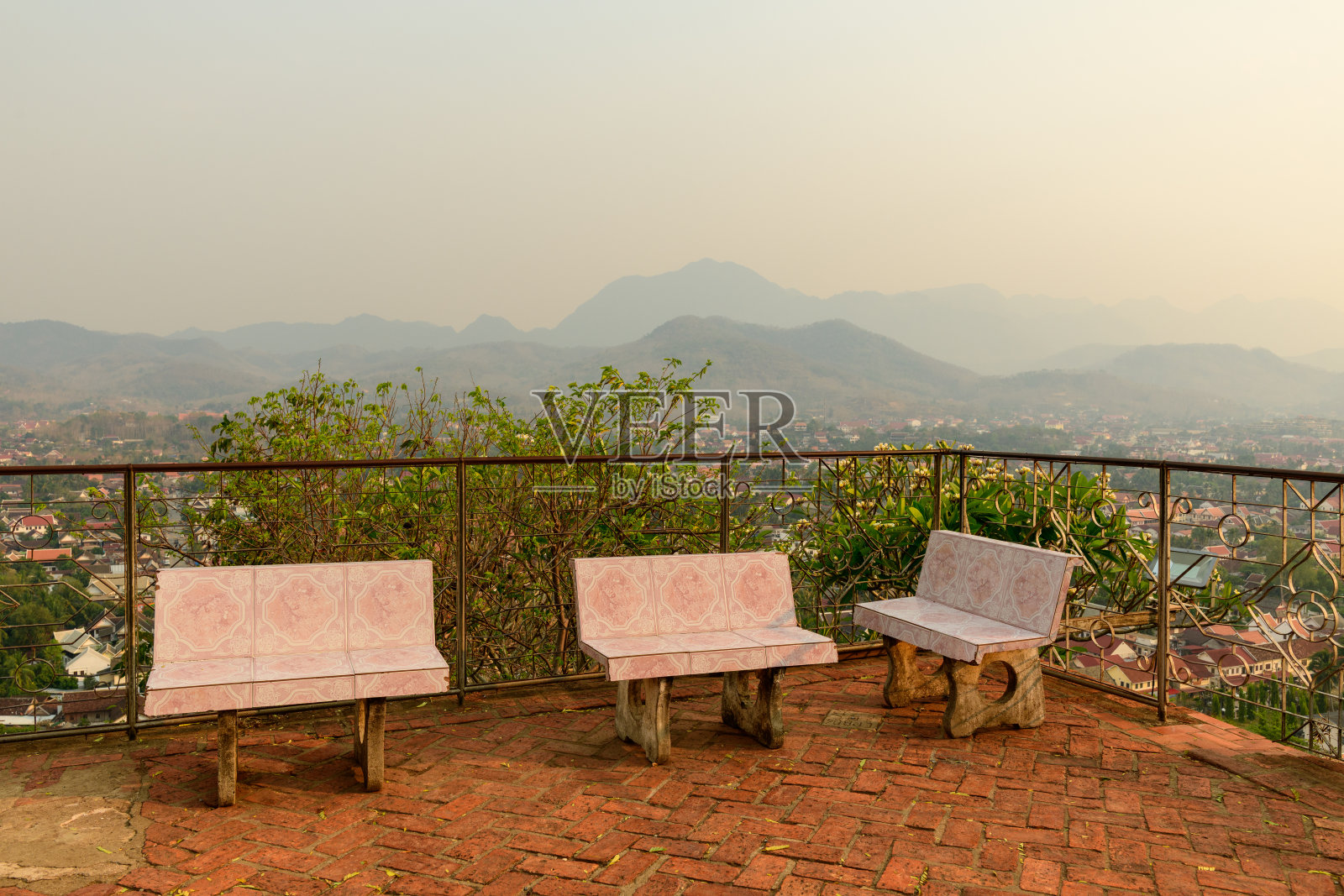 俯瞰琅勃拉邦山丘的露台长椅照片摄影图片