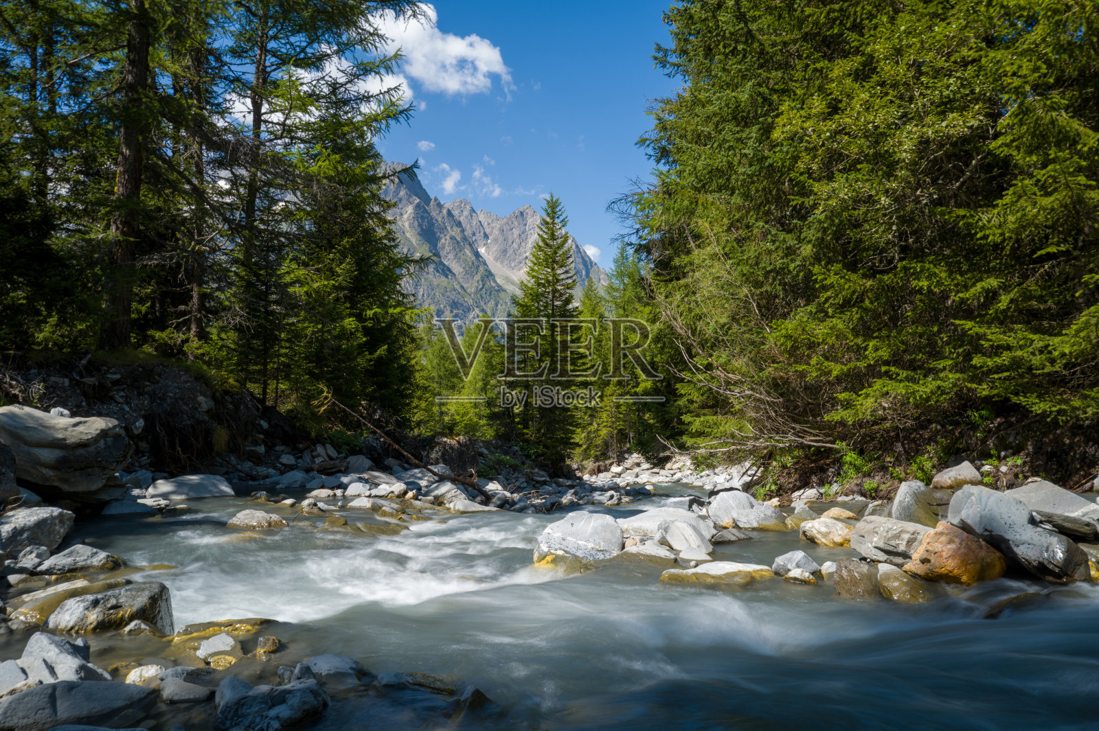 山间溪流，岩石与松树照片摄影图片