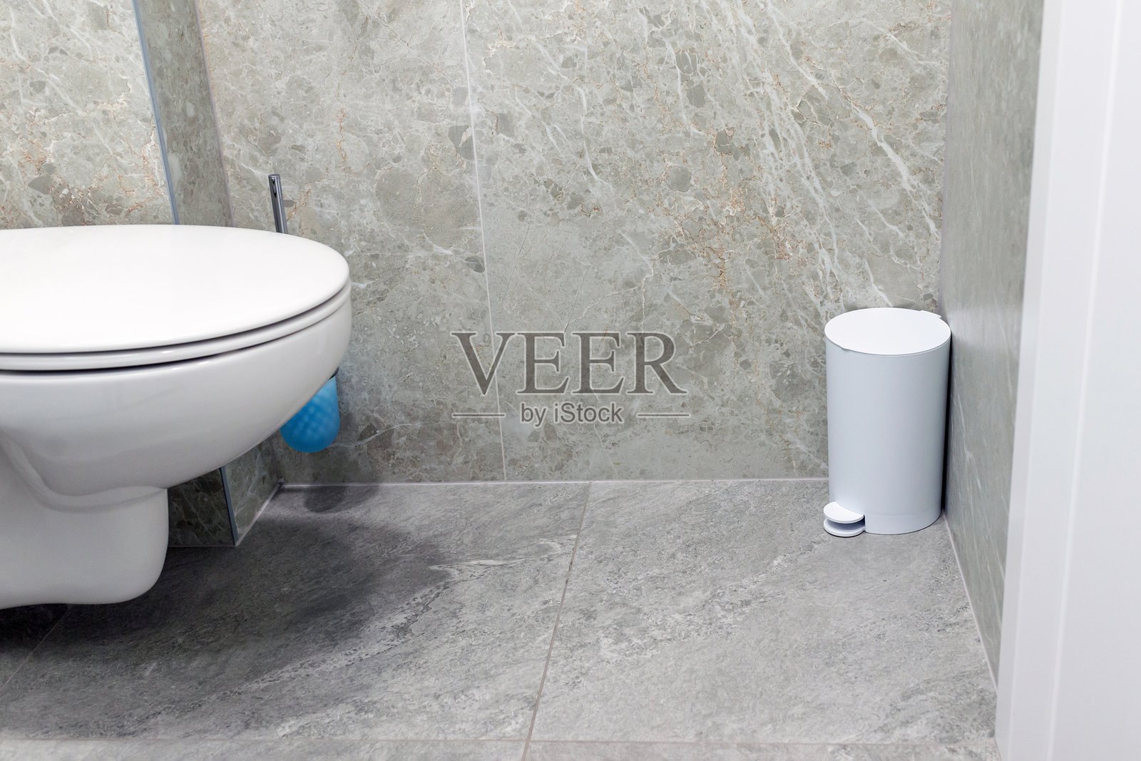 现代住宅浴室里的陶瓷白色当代马桶照片摄影图片