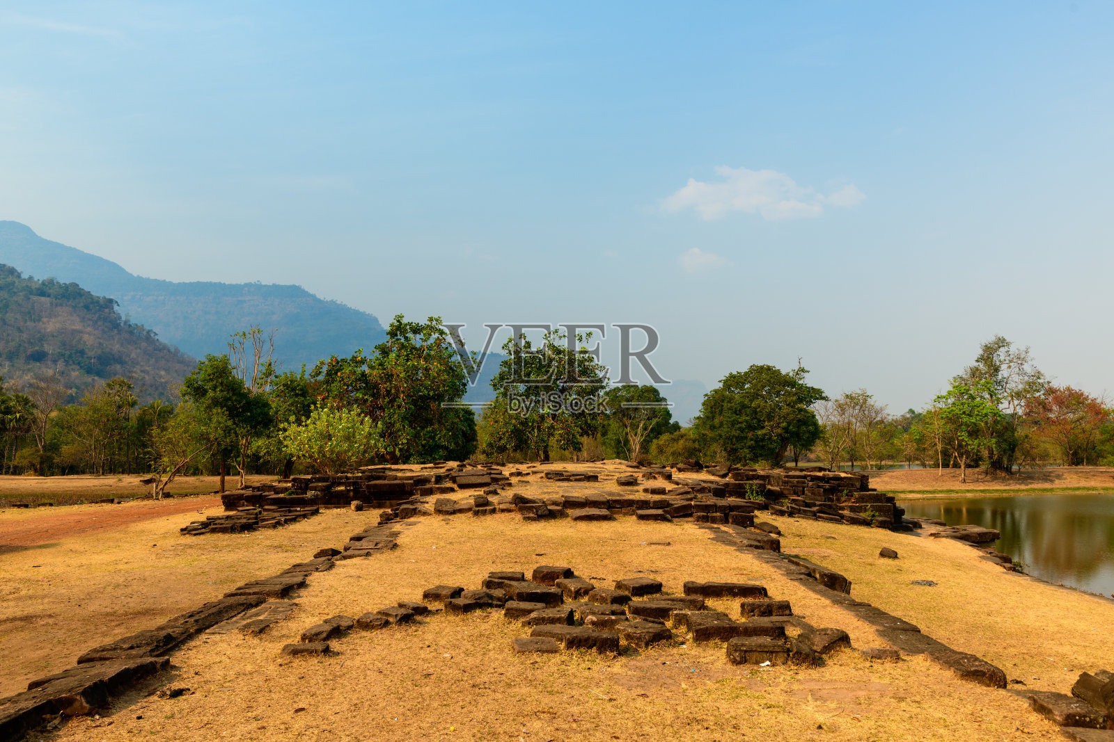 老挝瓦普寺池塘边的古老石头遗址照片摄影图片