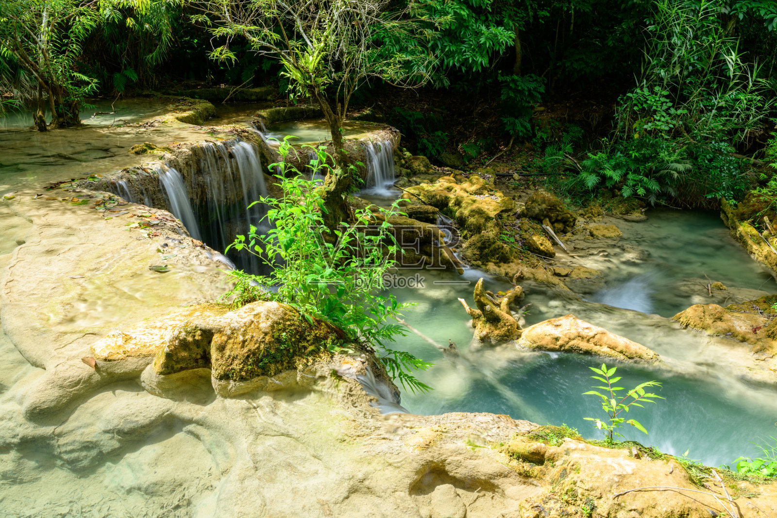 广西瀑布的石灰岩水池和森林照片摄影图片