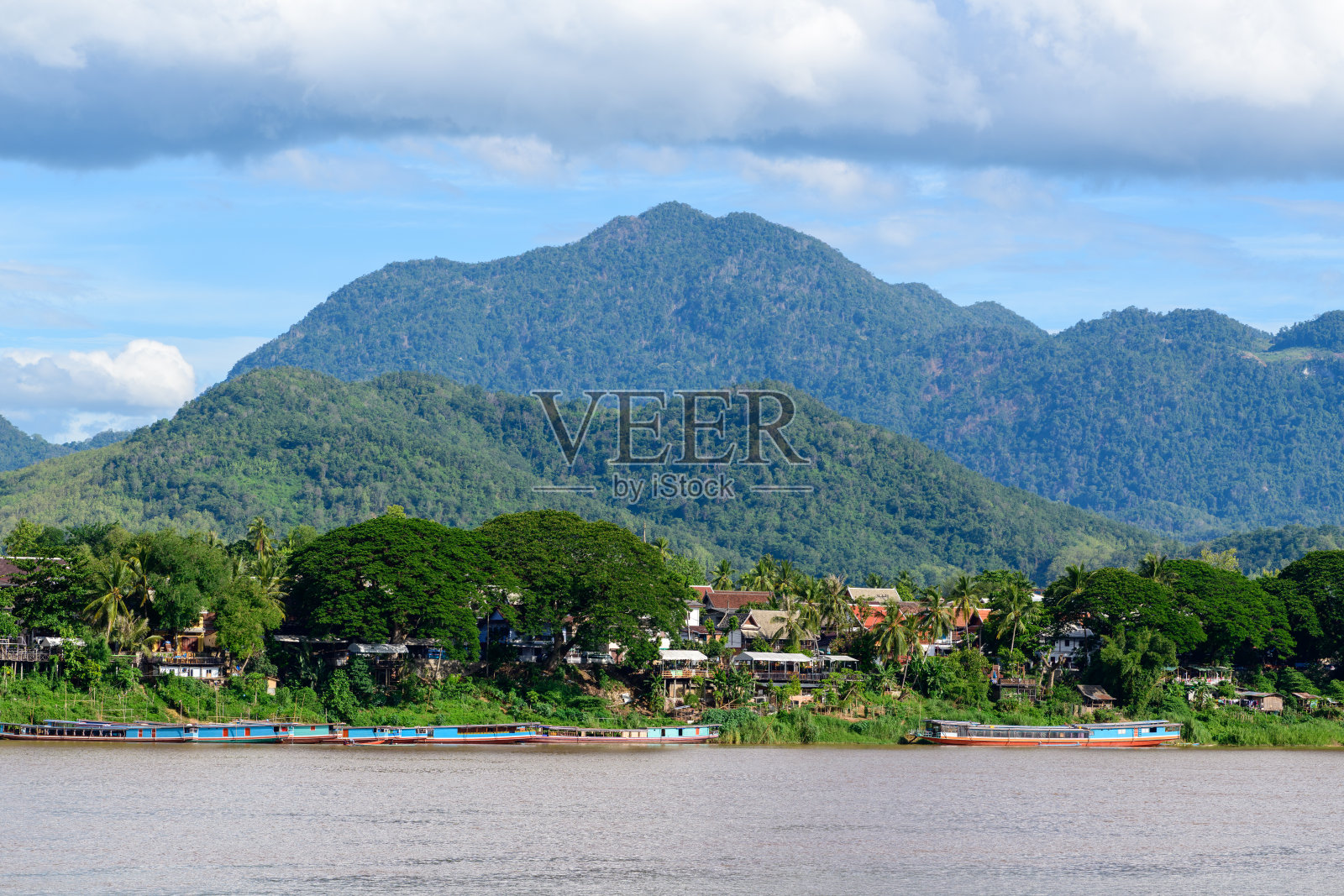 老挝琅勃拉邦，葱郁的湄公河岸和远山照片摄影图片