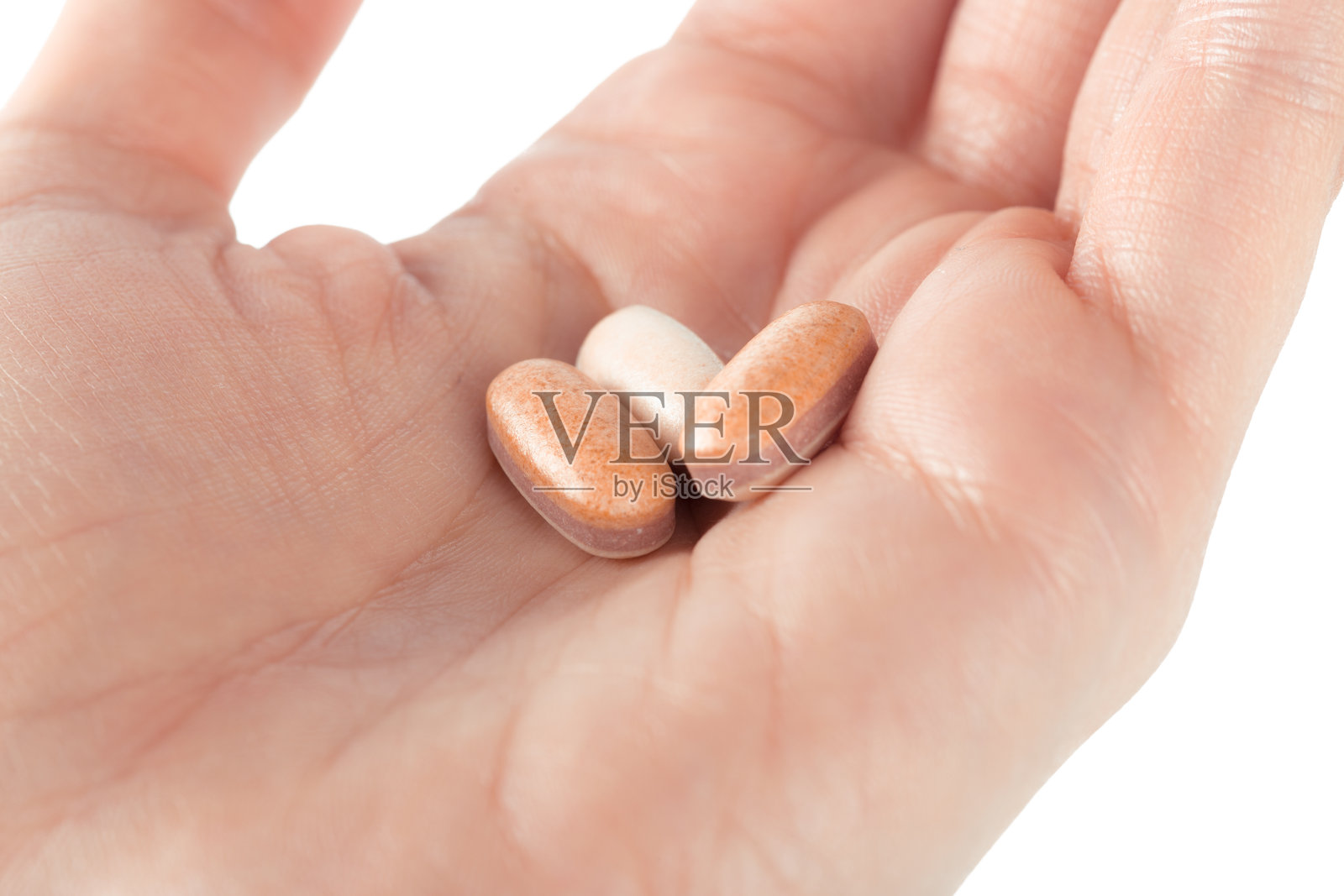 手持两种色彩鲜艳的补充剂，代表健康与养生照片摄影图片