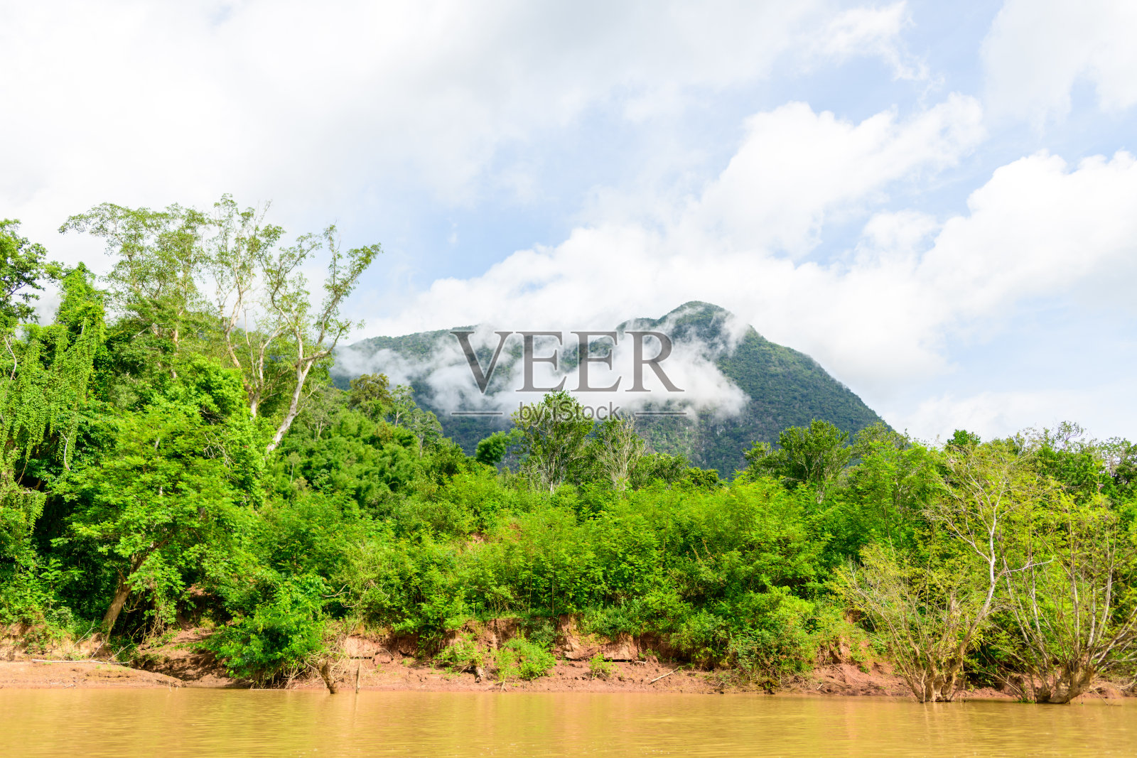 老挝南俄河上的绿色山丘飘过云彩照片摄影图片