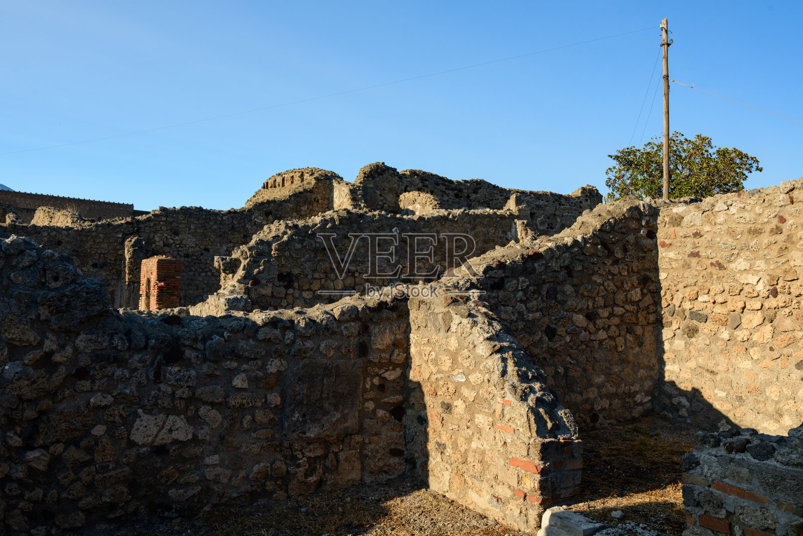 阳光下的庞贝古城遗址石墙照片摄影图片