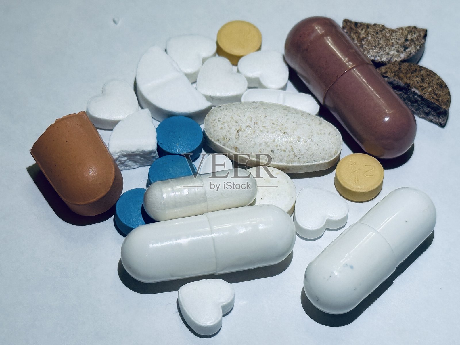 药品检查详情，目视检查发现药物颜色和质地存在差异，对药片和胶囊进行详细分析以确保药物安全和纯度照片摄影图片