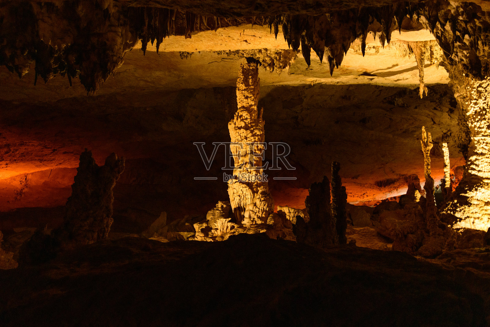 孔罗洞穴中由暖光照亮的钟乳石塔照片摄影图片